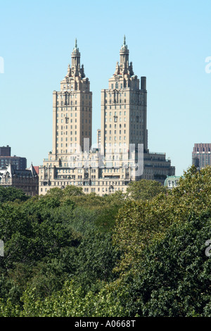 Blick auf San Remo Apartments vom Central Park entfernt Stockfoto