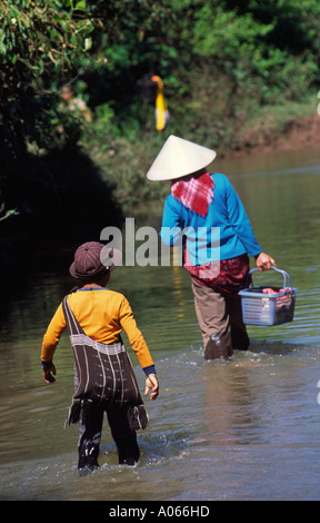 Überquerung des Flusses. Muang Sing, Luang Nam Tha, Laos. Stockfoto