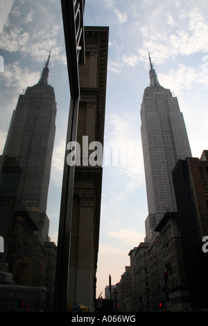 Empire State Building und Reflexion, Manhattan, New York Stockfoto