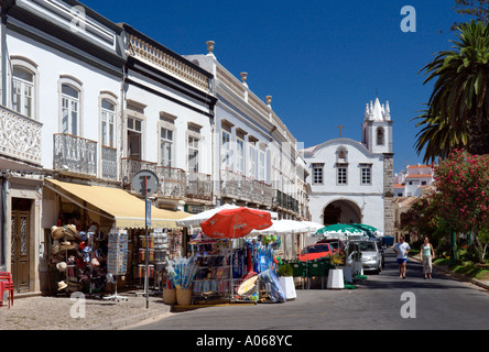 Tavira, Street Scene mit der Kirche von Sao Paulo. Stockfoto