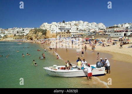 Touristen auf einem Fischerboot beginnt eine Reise entlang der Küste, Strand von Albufeira, Algarve, Portugal Stockfoto