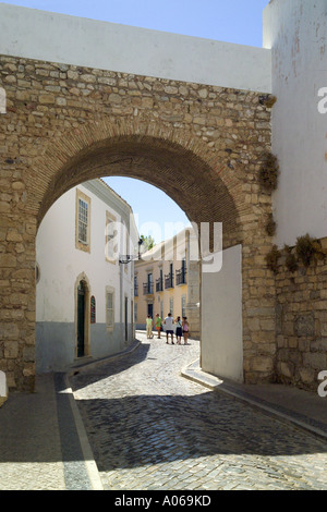 Portugal, Algarve, Faro, einen Bogen in der Stadtmauer in der Altstadt Stockfoto