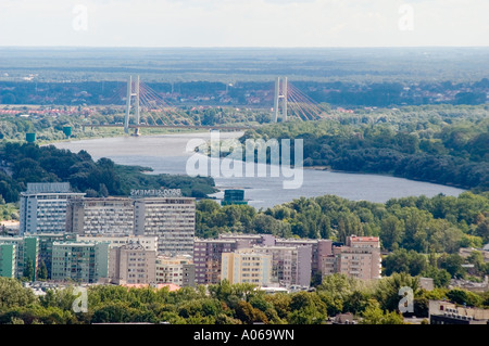 Blick aus der Vogelperspektive auf Betonwohnungen und den Fluss Weichsel oder Wisla, der durch Warschau, Warszawa, Polen führt, mit Brücke und üppigem Grün. Stockfoto