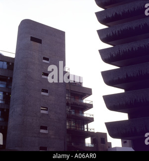 Detail der Balkone der Wohnungen im Barbican Estate Modern 60er Jahre Britische Architektur in der City of London England Großbritannien KATHY DEWITT Stockfoto