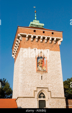 St. Florian- oder Florianska-Tor, historischer gotischer Turm Eingang zur Altstadt in Krakau, Polen, mit einer Statue des heiligen und einer Backsteinfassade. Stockfoto