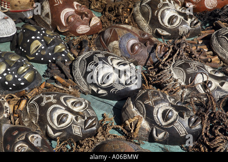geschnitzten Holzmasken auf einen Stall in Hermanus Markt Südafrika Stockfoto