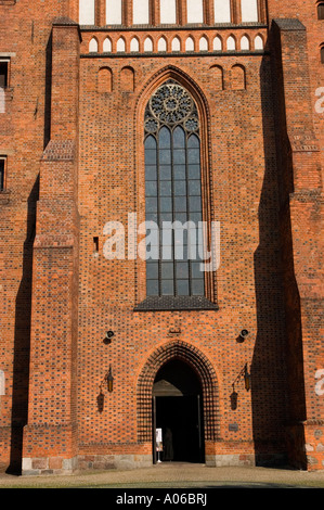 Eintritt zum monumentalen Dom der römisch-katholischen Kathedrale auf der Insel Ostrow Tumski in Posen, Polen. Gotische rote Backsteinarchitektur und Fenster. Stockfoto