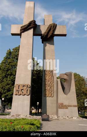 Zwei Posen Kreuze Denkmal, Symbol der Posen Guerilla von 1956 gegen das kommunistische Regime in Polen, mit Gedenkdaten und Skulpturen. Stockfoto
