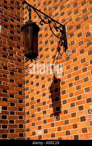 Alte Laterne mit rotem Backsteinhintergrund am Dom auf der Insel Ostrow Tumski in Posen, Polen. Stockfoto