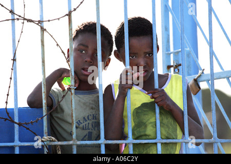 zwei afrikanischen jungen hinter Tor in Südafrika