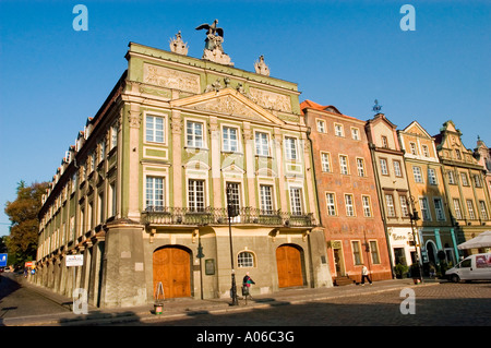 Dzialynskich-Palast auf dem Alten Marktplatz in Posen, Polen. Historische Barockarchitektur mit grüner Fassade und Adlerstatue unter klarem blauen Himmel. Stockfoto