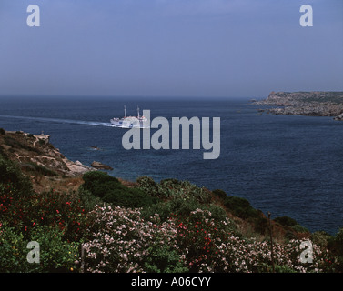 Korsika Fähre nähert sich Santa Teresa di Gallura in Sardinien Stockfoto