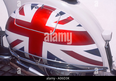 Union Jack-Flagge gemalt auf der Seitenwand des Piaggio Vespa Motorroller, London, England Stockfoto