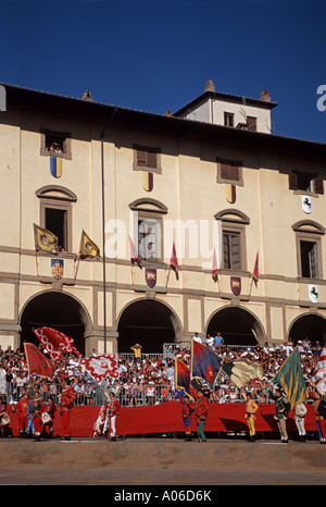 Fahnen, Werfer und Jongleure in die Giostra del Saracino Arezzo Stockfoto