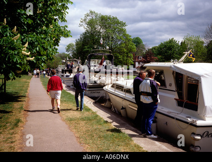 UK Berkshire Hurley Sperren auf Themse-Boote warten auf Sperren zu betreten Stockfoto