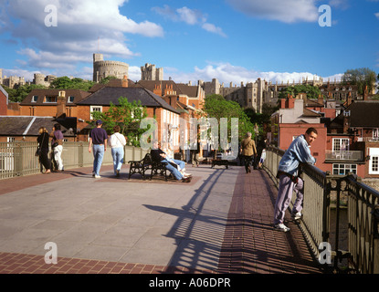 UK Berkshire Brücke über die Themse trennt Windsor von Eton Stockfoto