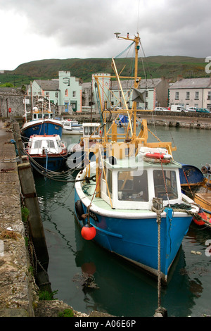 Northern Ireland County Antrim Carnlough Boote vertäut im Hafen Stockfoto