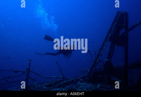 Ägypten-Unterwasser Taucher über dem Deck der SS Thistlegorm Stockfoto