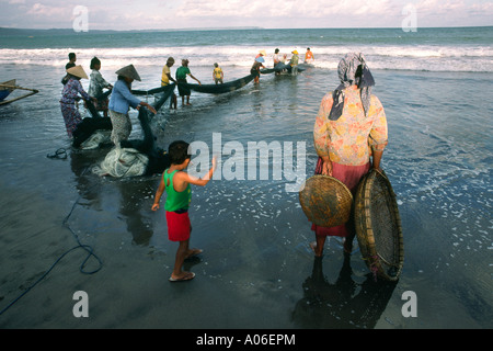 Indonesien Java Pangandaran Leute ziehen in Fischernetzen gemeinschaftlich auf Strand Stockfoto