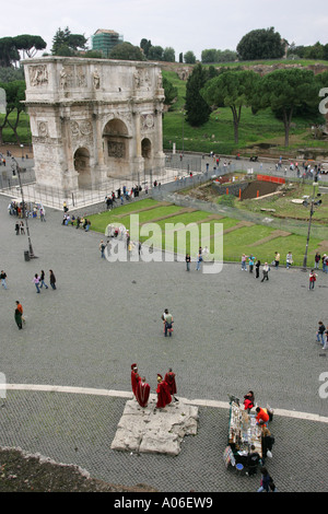 Touristen erkunden die Constantine Arch und Forum Romanum vor Wahrzeichen Attraktion das Kolosseum in Rom Italien Europa Stockfoto