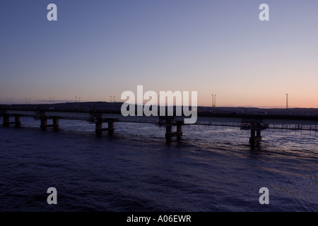 Die Tay-Straßenbrücke Silhouette durch den Winter Sonnenuntergang in Dundee, Großbritannien Stockfoto