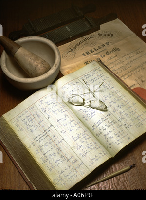 Eine alte Apotheke Rezept Buch mit Einsteckschloss und Sockel. Stockfoto