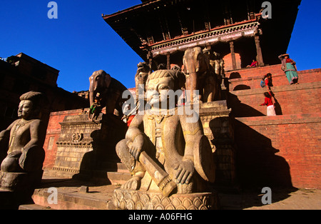 Nepal Bhaktapur Statuen bewacht der Nyatapola-Tempel Stockfoto