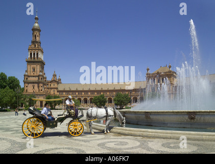 Spanien, Sevilla, Plaza de Espana, Pferd und Wagen, mit Touristen Kreisen des Brunnens Stockfoto