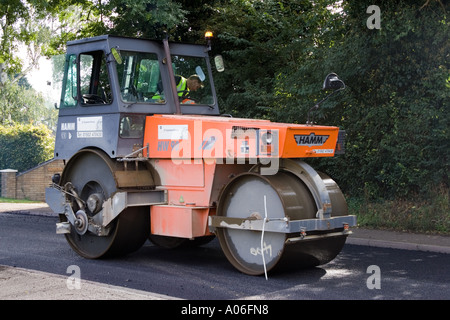 Asphalt Asphalt verlegt werden, um eine Straße in Suffolk, UK wieder auftauchen Stockfoto