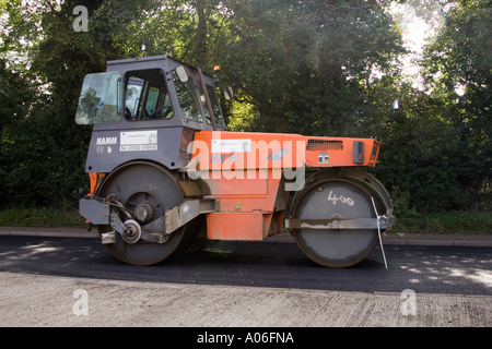 Asphalt Asphalt verlegt werden, um eine Straße in Suffolk, UK wieder auftauchen Stockfoto