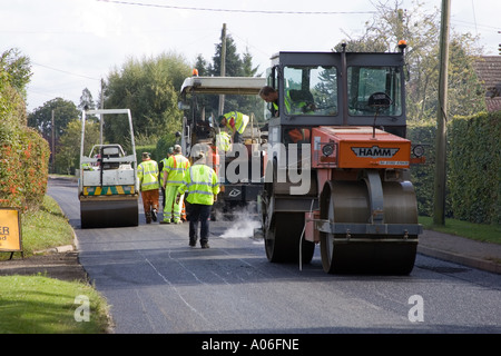 Asphalt Asphalt verlegt werden, um eine Straße in Suffolk, UK wieder auftauchen Stockfoto