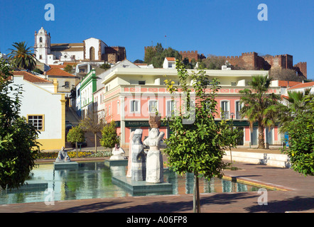 Portugal, Algarve, Silves Statuen in der Praça Mouhatamid ihn-Abbad Quadrat Stockfoto