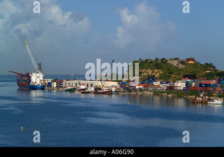 Containerschiff und Terminal St Johns Antigua Karibik Stockfoto