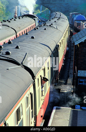 Dampfzug verlassen Goathland Station in North Yorkshire Stockfoto