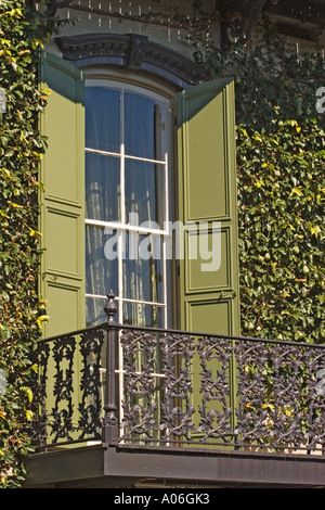 Balkon mit schmiedeeisernen Geländer auf einem Platz in Savannah, Georgia Stockfoto