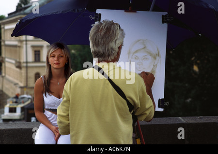 Junge Blonde Frau hat Porträt gemalt auf Charles Bridge Prag Stockfoto