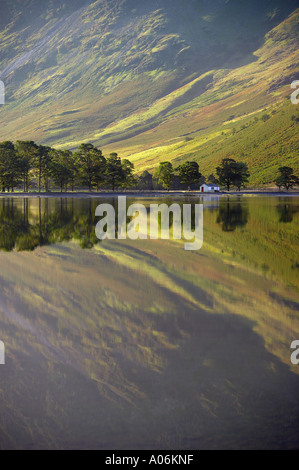 Reflexionen über die Ufer Buttermere im Morgengrauen Lakes Distrikt Cumbria England UK Stockfoto