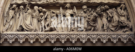 Detail des jüngsten Gerichts Steinbildhauen über Tür Vysehrad Kathedrale Prag Stockfoto