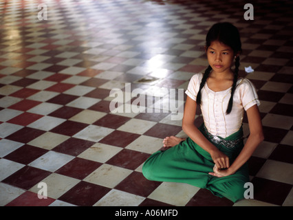 Junger Student an der Fine Arts School Phnom Penh Kambodscha wärmt sich vor dem Tanzen Stockfoto