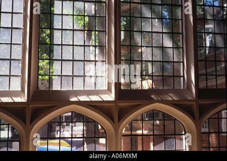 Sonnenlicht durch die Fenster der St. Helena Kirche Bishopsgate London Stockfoto