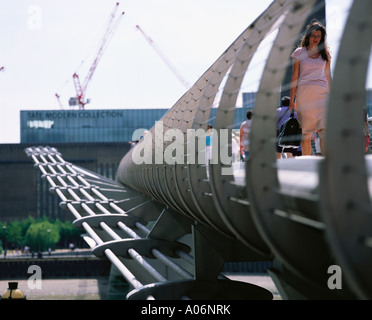 Frau kreuzt die Millennium Bridge von Tate Modern London Stockfoto