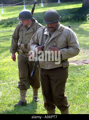 2 Männer gekleidet als Soldaten des zweiten Weltkriegs GI in einem WWII Renactment in Glendale Md Stockfoto