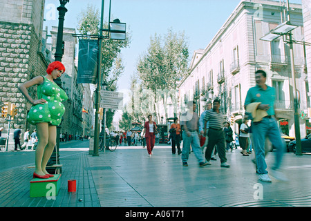 Barcelona Spanien Street Performer am Main parade Las Ramblas COPYRIGHT GEORGE PHILIPAS moralische Rechte geltend gemacht Stockfoto