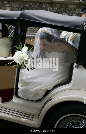 Wege aus der Hochzeitsauto vor Trauung Braut Stockfoto