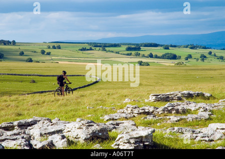 Weibliche Mountainbiker auf Crosby Ravensworth fiel in Cumbria mit der Pennines auf die skyline Stockfoto