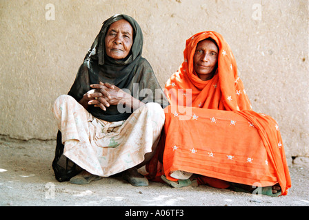 Dongola Sudan zwei Frauen tragen traditionelle Tobes sitzen im Schatten COPYRIGHT GEORGE PHILIPAS moralische Rechte geltend gemacht Stockfoto