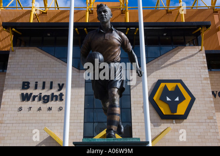 Statue von Sir Billy Wright Fußballer außerhalb Wolverhampton Wanderers Stadium Wolverhampton England Stockfoto