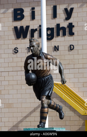 Statue von Sir Billy Wright Fußballer außerhalb Wolverhampton Wanderers Stadium Wolverhampton England Stockfoto