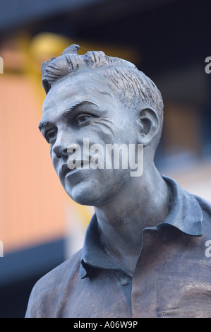 Statue von Sir Billy Wright Fußballer außerhalb Wolverhampton Wanderers Stadium Wolverhampton England Stockfoto