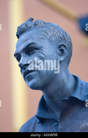 Statue von Sir Billy Wright Fußballer außerhalb Wolverhampton Wanderers Stadium Wolverhampton England Stockfoto